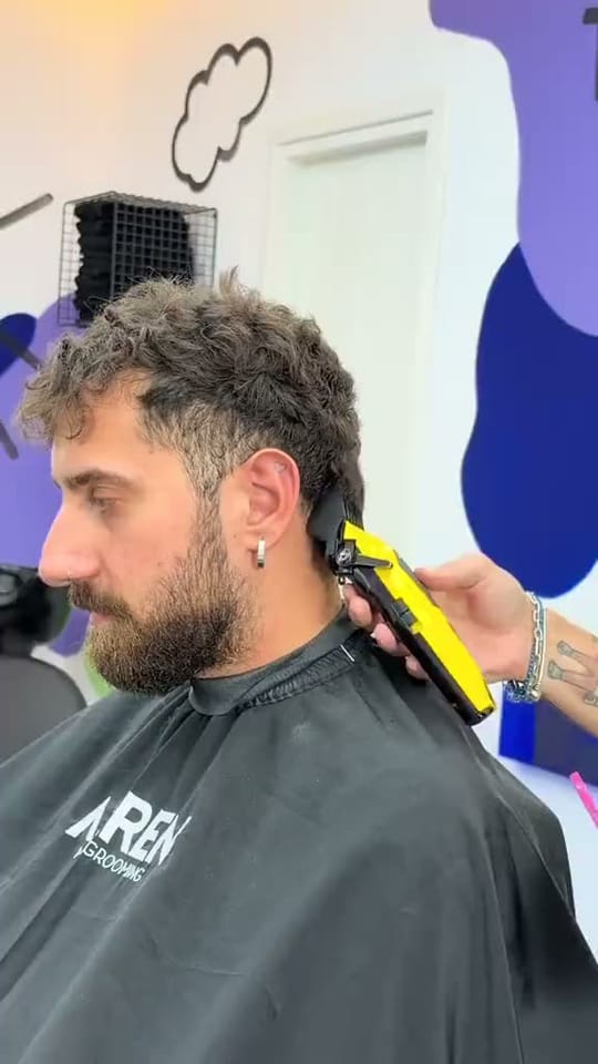 Σγουρά μαλλιά με fade, στο μαγαζί